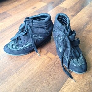 2000s Vintage  Madden Girl Black High top sneakers with Hidden Heel size 8